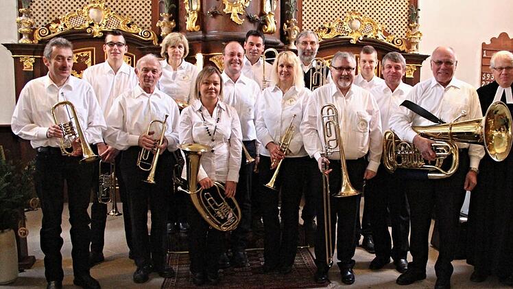 Als "Schatz in der Kirchengemeinde" bezeichnete Pfarrer i.R, Gerhard Göller (rechts) den Posaunenchor Fischbach im Jahr seines 85-jährigen Bestehens. Helmut Horn, (Dritter von rechts) aus Höchstädten, gehört dem Chor bereits 55 Jahre an. Seit 36 Jahren leitet er diesen.  Fotos: Helmut Will