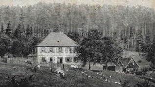 Das Waldhaus Traindorf bei Stockheim im Jahre 1910. Rechts daneben ist das aus Holzbalken erbaute Schrothaus sichtbar, das 1912 abbrannte.  Repro: Gerd Fleischmann