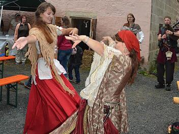 Mittelalterliche Stimmung zu Musik und Tanz im herrlichen Ambiente der Rothmühle ließen Vogelfrei und die Varischa-Bauchtanzgruppe aufkommen. Foto: K.- H. Hofmann
