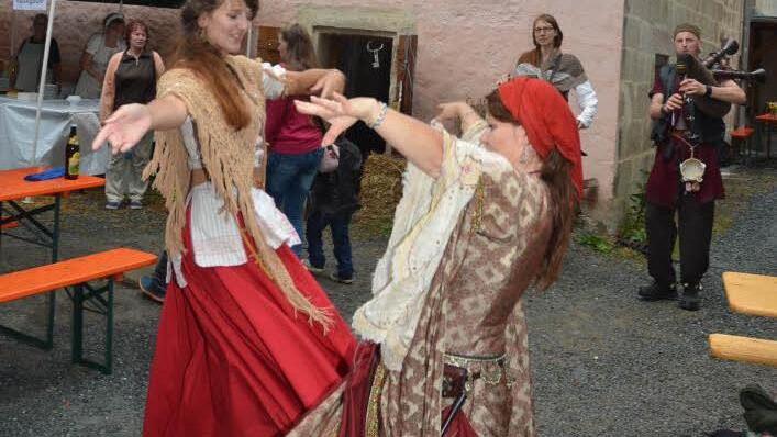 Mittelalterliche Stimmung zu Musik und Tanz im herrlichen Ambiente der Rothmühle ließen Vogelfrei und die Varischa-Bauchtanzgruppe aufkommen. Foto: K.- H. Hofmann