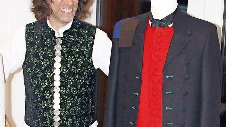 Walter Appelt stellt die erneuerte Männertracht vor.
