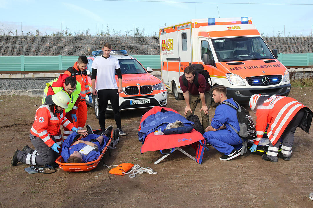 Coburg: Üben für den Ernstfall – Rettungskräfte und Statisten stellen ICE-Katastrophe nach