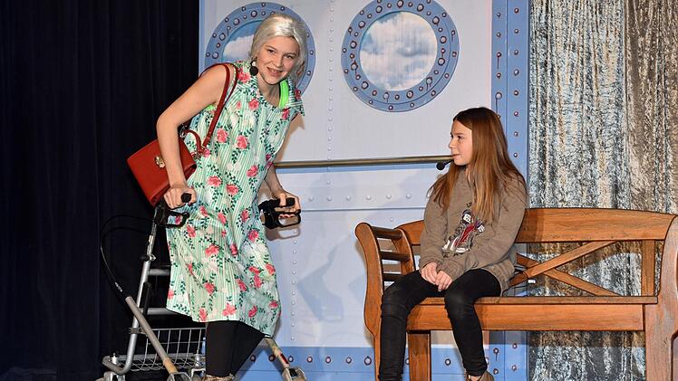 Pauline Vogt und ihre Schwester Magdalena Vogt gaben ein tolles Duo als Oma Adele und Adelchen ab. Foto:  Ulrike Langer