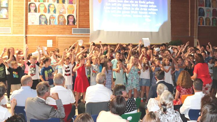 Alle Schüler singen: "Komm, lass das nie zu Ende geh'n!"  Foto: Johanna Blum