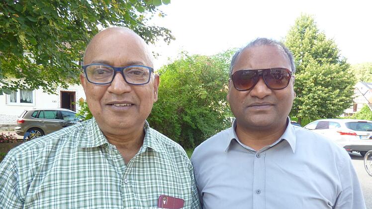 Besuch aus Mumbai in Indien: Pater Francis Mulackal (l.), der in  Indien Straßenkinder betreut, besuchte seinen Freund, den Waischenfelder  Pfarrer Pater Rajesh Lugun. Foto: Thomas Weichert