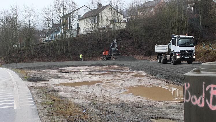 Auf dem Bahnhofsgelände an der Düsseldorfer Straße bereiten hiesige Firmen aktuell den Aufbau des Kindergartens in der kommenden Woche vor. Foto: Julia Raab