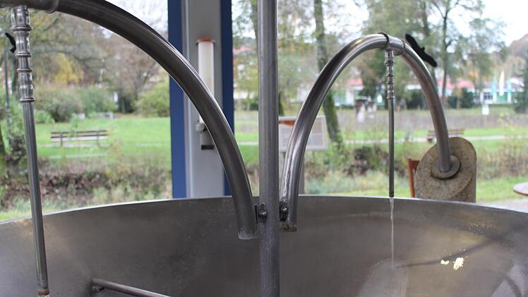 In der Bad Brückenauer Georgi Halle können Besucher das Heilwasser aus dem Georgi-Brunnen kosten. Foto: Julia Raab