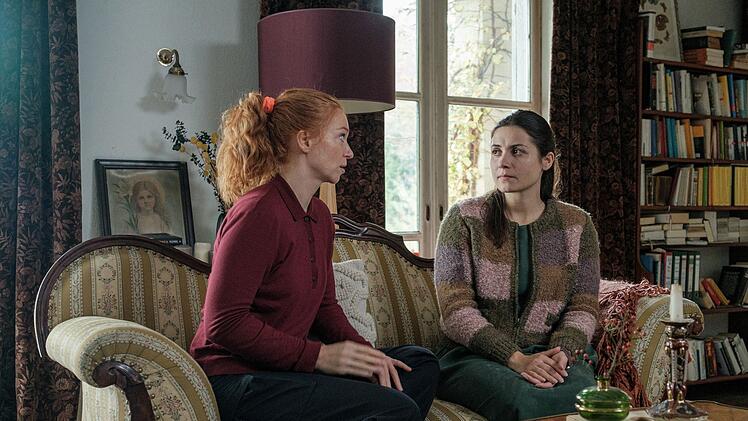 Jule (Marleen Lohse) k&uuml;mmert sich um Marie (Anne Zander), nachdem ihr Bruder get&ouml;tet wurde. Da Jule die Geb&auml;rdensprache beherrscht, kann sie der Polizei auch bei der Befragung von Marie helfen, denn die junge Frau ist stumm.