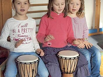 _Lilith Koropecki (6), Frida Schenkel (6) und Ronja Bernhardt (5) trommeln in der Kindertagesstätte "Arche Noah" zu ihrem hebräischen Lieblingslied Hava Nagila. Foto: Steffi Karl