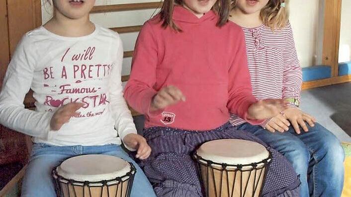 _Lilith Koropecki (6), Frida Schenkel (6) und Ronja Bernhardt (5) trommeln in der Kindertagesstätte "Arche Noah" zu ihrem hebräischen Lieblingslied Hava Nagila. Foto: Steffi Karl