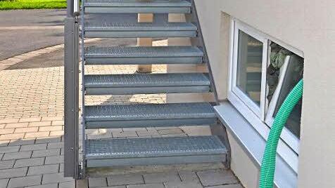 Alles muss trocknen: Ein Abluftschlauch hängt aus einem Kellerfenster der Kindertagesstätte. Foto: Kathrin Kupka-Hahn