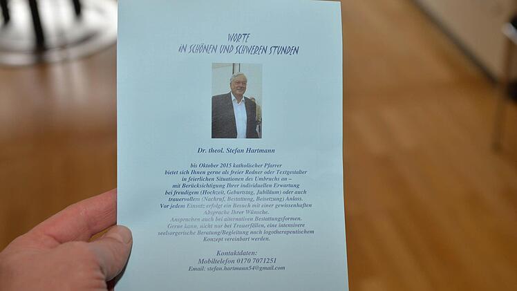 Mit einem Flyer macht Stefan Hartmann auf seine Angebote aufmerksam.Foto: Ronald Rinklef