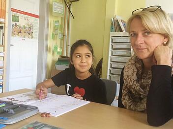 Wafa übt fleißig mit Maria Wesselmann-Paduch. Die Goldschmiedin ist eine von 14 Sprachpaten an der Grundschule Neuses. Fotos: Christiane Lehmann