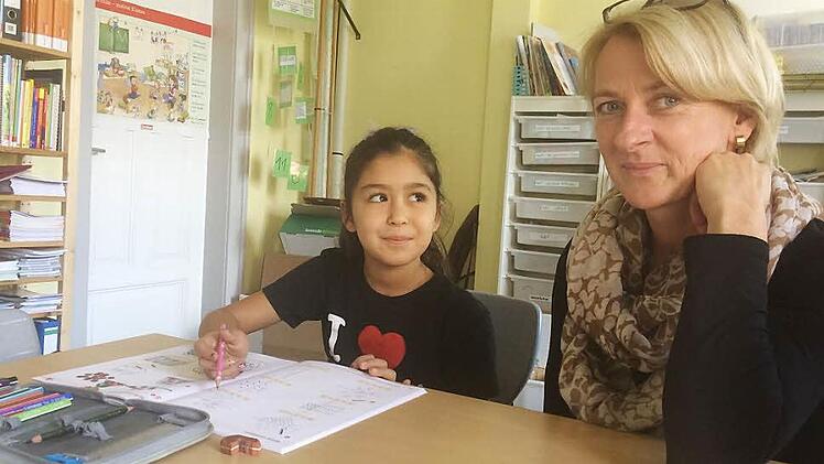 Wafa übt fleißig mit Maria Wesselmann-Paduch. Die Goldschmiedin ist eine von 14 Sprachpaten an der Grundschule Neuses. Fotos: Christiane Lehmann