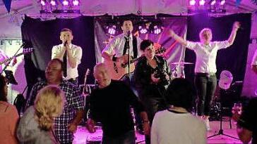 Die Band "Heimspiel" aus R&uuml;gheim trumpfe bei ihrem Gastspiel in der Festhalle an der Altach in Krum m&auml;chtig auf.  Foto: Christian Licha