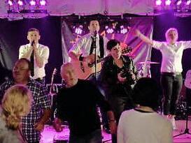 Die Band "Heimspiel" aus R&uuml;gheim trumpfe bei ihrem Gastspiel in der Festhalle an der Altach in Krum m&auml;chtig auf.  Foto: Christian Licha