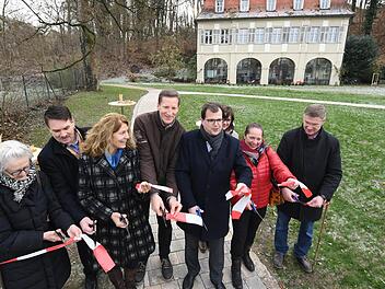 Seit Mittwoch Nachmittag ist die Grünanlage vor dem Fischerhofschlösschen im Bamberger Stadtteil Gaustadt offiziell fertig und freigegeben. Foto: Ronald Rinklef
