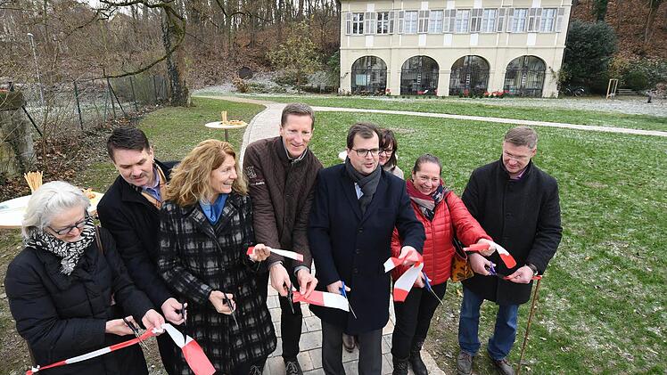 Seit Mittwoch Nachmittag ist die Grünanlage vor dem Fischerhofschlösschen im Bamberger Stadtteil Gaustadt offiziell fertig und freigegeben. Foto: Ronald Rinklef