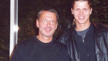 Sie kennen sich schon lange: Das Erinnerungsfoto von Stefan Eichner und Reinhard Mey entstand im Jahr 2000. Foto: privat