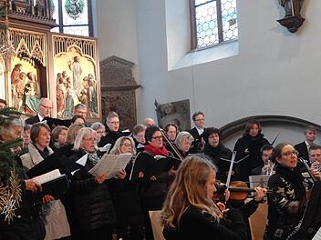 Alle musizieren zur Geburt Jesus: Sängerinnen und Sänger des Laurentiuschors, des NGL-Chors sowie verschiedene Instrumentalisten gestalteten den Weihnachtsgottesdienst in St. Laurentius feierlich mit Musikstücken von Mozart, Haydn und Bach. Foto: Johanna Eckert