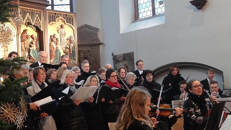 Alle musizieren zur Geburt Jesus: Sängerinnen und Sänger des Laurentiuschors, des NGL-Chors sowie verschiedene Instrumentalisten gestalteten den Weihnachtsgottesdienst in St. Laurentius feierlich mit Musikstücken von Mozart, Haydn und Bach. Foto: Johanna Eckert