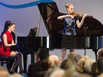 Gro&szlig;er Auftritt: Beim Festakt zum Jubil&auml;um "50 Jahre Hanns-Seidel-Stiftung" gestalteten die beiden W&uuml;rzburger Musikstudentinnen Nina Scheidmantel (am Fl&uuml;gel) und Samira Spiegel (Geige) das musikalische Programm. Foto: Isabel Pantke
