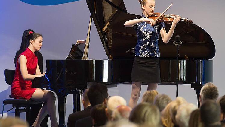 Gro&szlig;er Auftritt: Beim Festakt zum Jubil&auml;um "50 Jahre Hanns-Seidel-Stiftung" gestalteten die beiden W&uuml;rzburger Musikstudentinnen Nina Scheidmantel (am Fl&uuml;gel) und Samira Spiegel (Geige) das musikalische Programm. Foto: Isabel Pantke