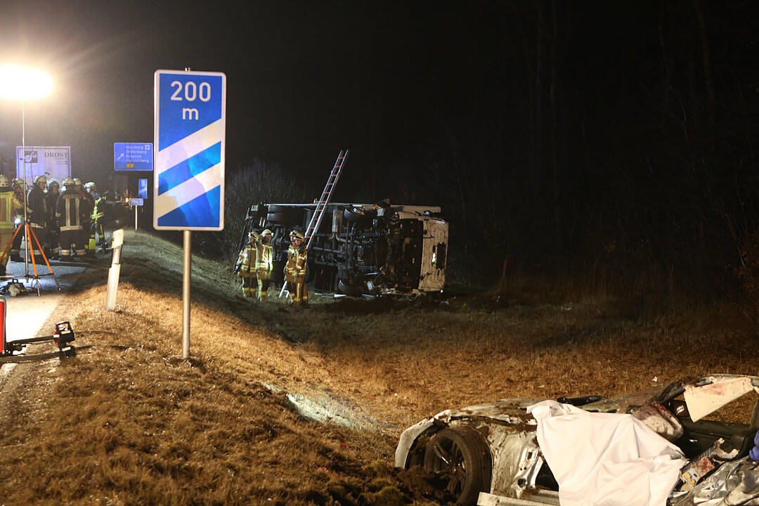 Ein Sportwagen ist auf der A3 kurz vor der Ausfahrt Nürnberg-Nord gegen einen Lkw geschleudert. Der Fahrer stirbt, ein Lkw-Fahrer wird verletzt.