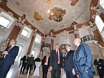 Landrat Johann Kalb mit Minister Winfried Bausback und Anstaltsleiter Gerhard Weigand (von rechts) im generalsanierten Kaisersaal in der Justizvollzugsanstalt Ebrach Foto: Ronald Rinklef