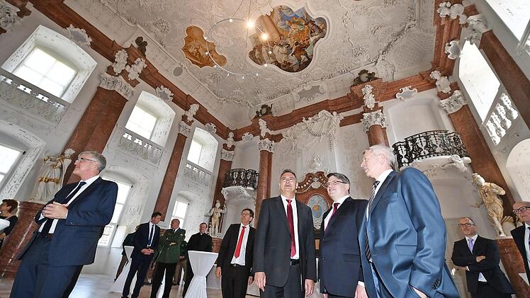 Landrat Johann Kalb mit Minister Winfried Bausback und Anstaltsleiter Gerhard Weigand (von rechts) im generalsanierten Kaisersaal in der Justizvollzugsanstalt Ebrach Foto: Ronald Rinklef