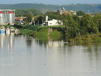 Die Mole (rechts im Bild), die bisher das Hafenbecken umarmt, wird nach den Plänen des Wasserstraßen-Neubauamtes Aschaffenburg abgetragen. So wird das Hafenbecken erweitert ung ermöglicht dann auch ein Wendemanöver für die Kreuzfahrtschiffe.Brigitte Krause