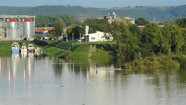 Die Mole (rechts im Bild), die bisher das Hafenbecken umarmt, wird nach den Plänen des Wasserstraßen-Neubauamtes Aschaffenburg abgetragen. So wird das Hafenbecken erweitert ung ermöglicht dann auch ein Wendemanöver für die Kreuzfahrtschiffe.Brigitte Krause