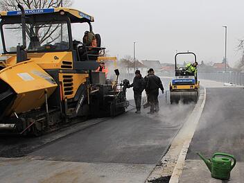 Als letzter Akt bei der Erneuerung des Aischübergangs in Höchstadt wurde die Deckschicht auf die Fahrbahn aufgetragen.  Foto: Andreas Dorsch