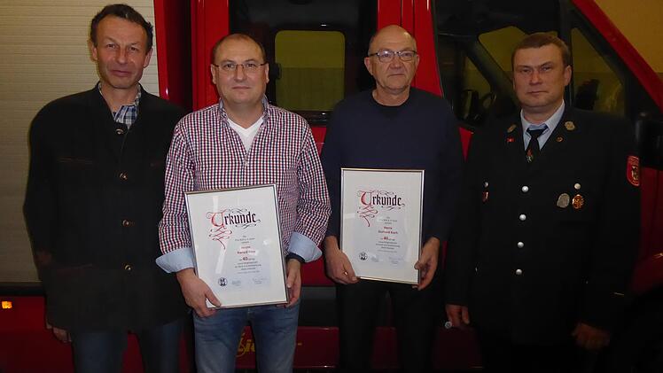 Die treuen Mitglieder der Feuerwehr Roth Harald May (2. von links) und Gerhard Koch (2. von rechts) wurden f&uuml;r 40-j&auml;hrige Vereinsmitgliedschaft geehrt. Es gratulierten 2. B&uuml;rgermeister Holger Tillmann (links) und 1. Kommandant und Vorsitzender J&ouml;rg Marschner (rechts). Timo Hildmann