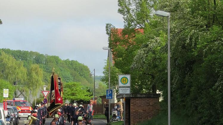 In einem Festumzug zogen Ehrengäste, Ortsvereine und befreundete Feuerwehren aus Wirmsthal, Sulzthal, Ramsthal, Aura, Hammelburg, Elfershausen, Trimberg, Engenthal und Langendorf zum Festgelände am Marktplatz.Doris Bauer
