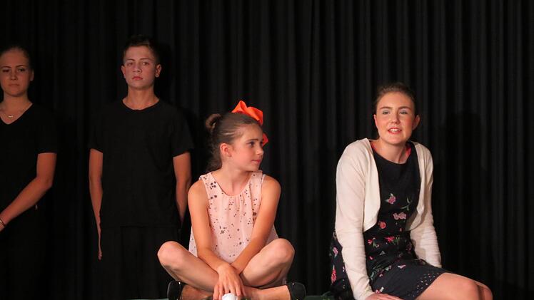 Theater im Frobenius-Gymnasium Hammelburg: Alice spricht mit ihrer Schwester Dorothy (Lea Oswald, KLasse 8c) - von ihr wird sie verstanden. Doris Bauer