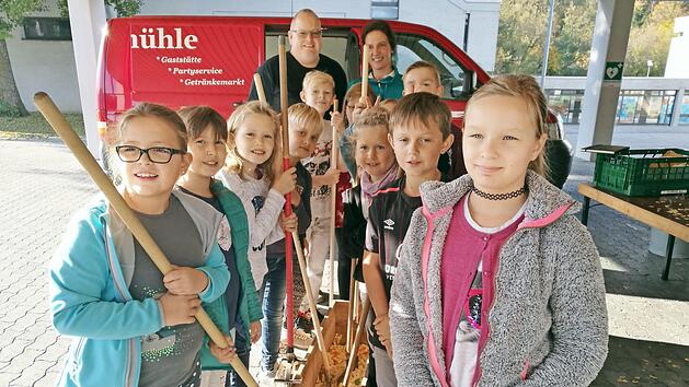 Viel Spaß hatten die Grundschule beim "Rumm stopfen". Fachkundige Anleitung gab es von Gastwirt Uwe Eger (hinten links) und Lehrerin Anne Neubauer (rechts). Foto: pr