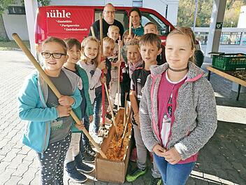 Viel Spa&szlig; hatten die Grundschule beim "Rumm stopfen". Fachkundige Anleitung gab es von Gastwirt Uwe Eger (hinten links) und Lehrerin Anne Neubauer (rechts). Foto: pr
