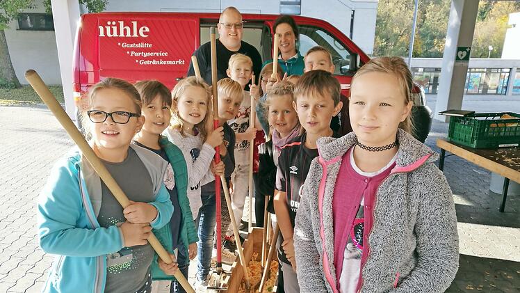 Viel Spaß hatten die Grundschule beim "Rumm stopfen". Fachkundige Anleitung gab es von Gastwirt Uwe Eger (hinten links) und Lehrerin Anne Neubauer (rechts). Foto: pr