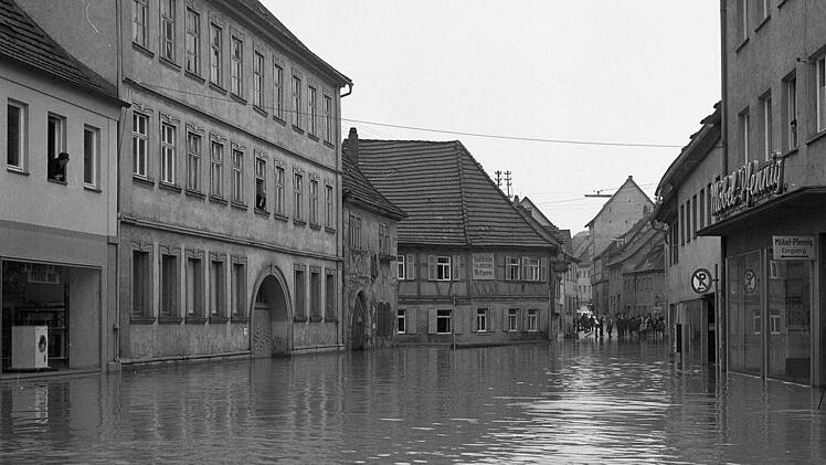 Die Riemenschneiderstraße unter Wasser. Stadtarchiv Münnerstadt/Nachlass Josef Parsch