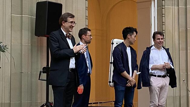 Intendeant Tilman Schl&ouml;mp (links) wurde nach dem Abschlusskonzert des Kissinger Sommers 2021 feierlich verabschiedet.