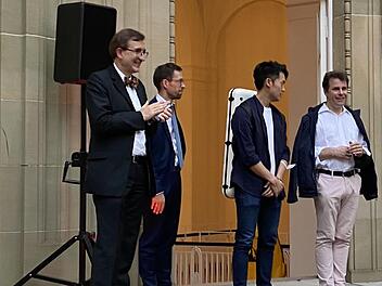 Intendeant Tilman Schlömp (links) wurde nach dem Abschlusskonzert des Kissinger Sommers 2021 feierlich verabschiedet.