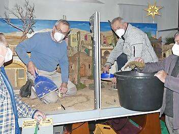 Aufbau der Krippe in der Stadtpfarrkirche unter Corona-Bedingungen.