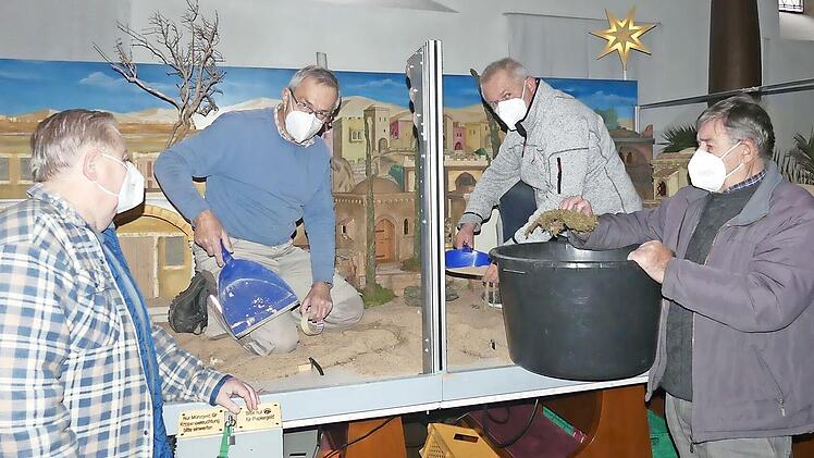 Aufbau der Krippe in der Stadtpfarrkirche unter Corona-Bedingungen.