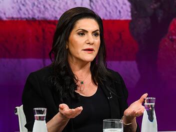 Die Exil-Iranerin Mariam Claren macht sich gro&szlig;e Sorgen um ihre Heimat.