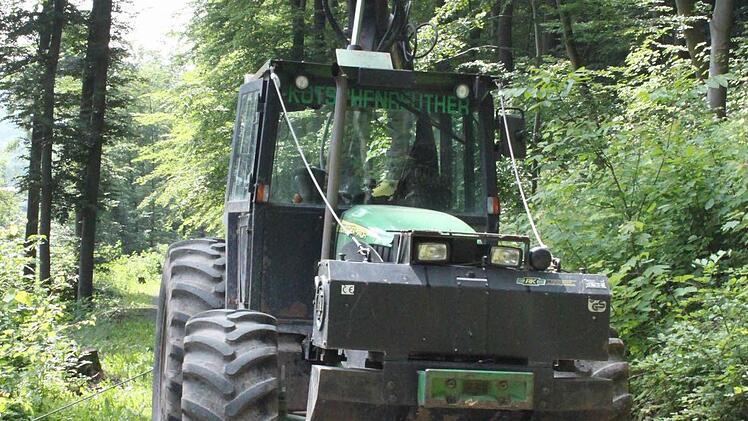 Die Hinterräder des Traktors sind mannshoch.