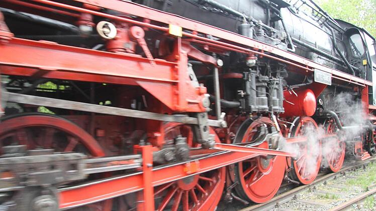 Die Dampflok in Stadtsteinach war die Sensation des Sonntags.