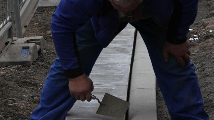 Verfugen der Platten in Hummendorf Foto: Friedwald Schedel