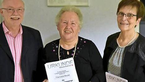 BRK-Kreisgesch&auml;ftsf&uuml;hrer Dieter Greger (links) w&uuml;rdigte Liane Deusel (Mitte) und Elke Lindm&uuml;ller (rechts). Foto: Gerold Snater
