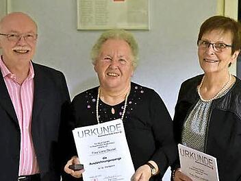 BRK-Kreisgeschäftsführer Dieter Greger (links) würdigte Liane Deusel (Mitte) und Elke Lindmüller (rechts). Foto: Gerold Snater